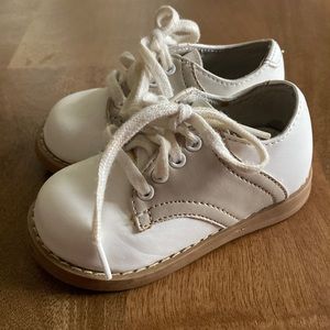 Saddle shoes in EUC in Tan footmates